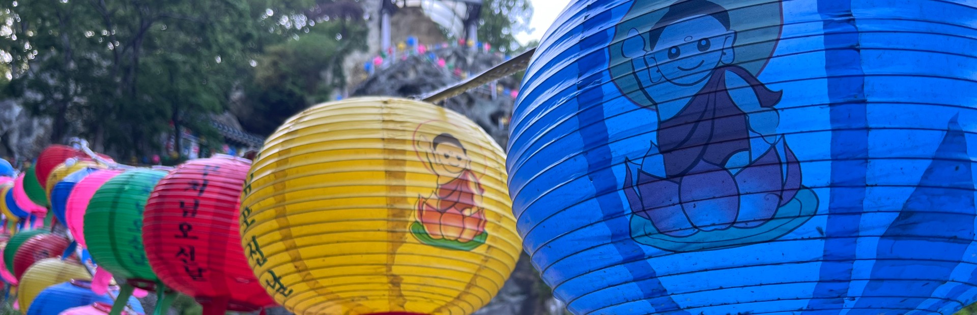Bunte Lampions in einem Tempel in Südkorea