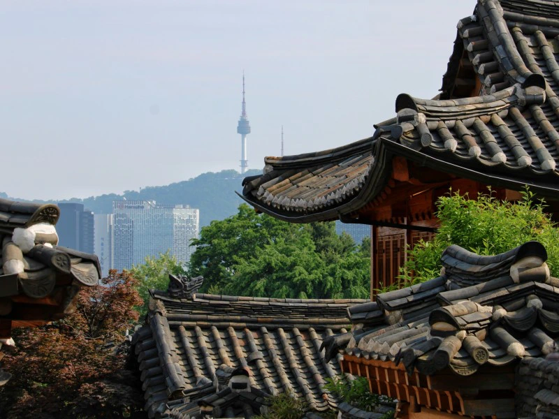 Tempel mit den Hochhäusern von Seoul im Hintergrund, Südkorea