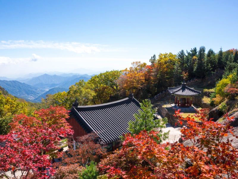 Hanok in den Bergen im Herbst, Südkorea