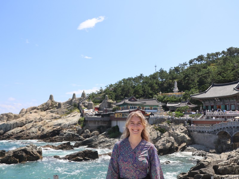 Touristin an der Küste von Busan, Südkorea