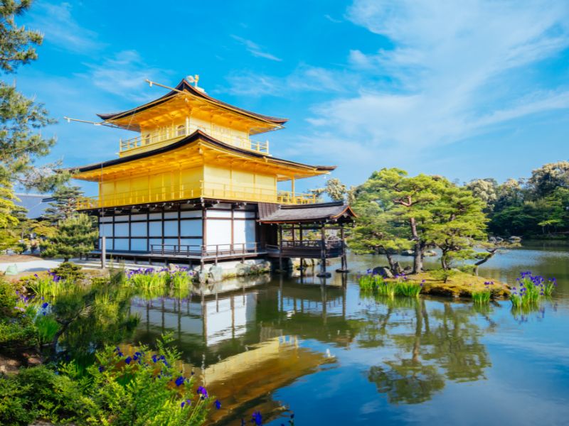 See und Garten vom goldenen Tempel in Kyoto in Japan