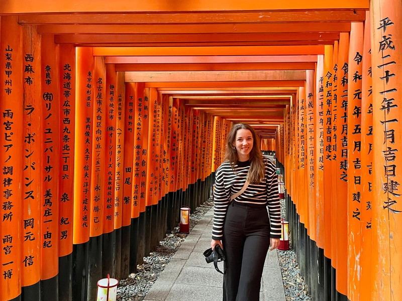 Touristin am Fushimi Inari Taisha Schrein in Kyoto