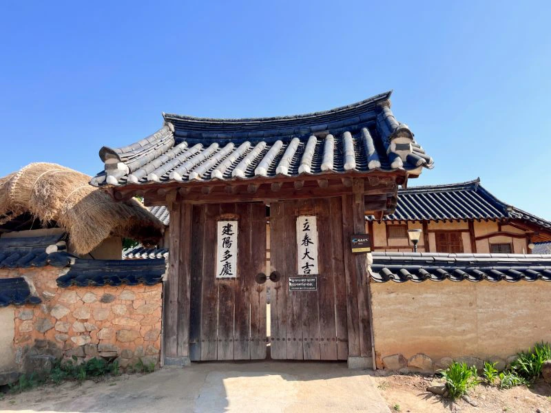 Eingang in ein traditionelles Hahoe Village bei Andong in Südkorea