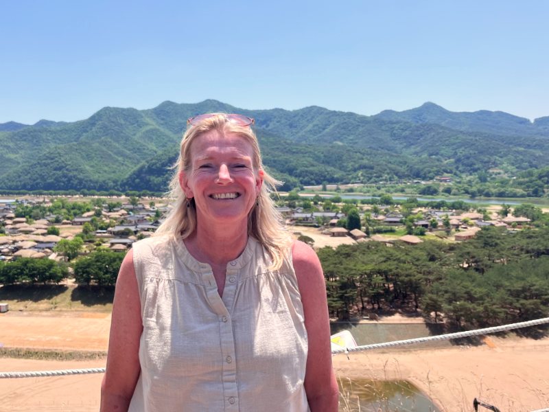 Touristin vor der Landschaft in Andong, Südkorea