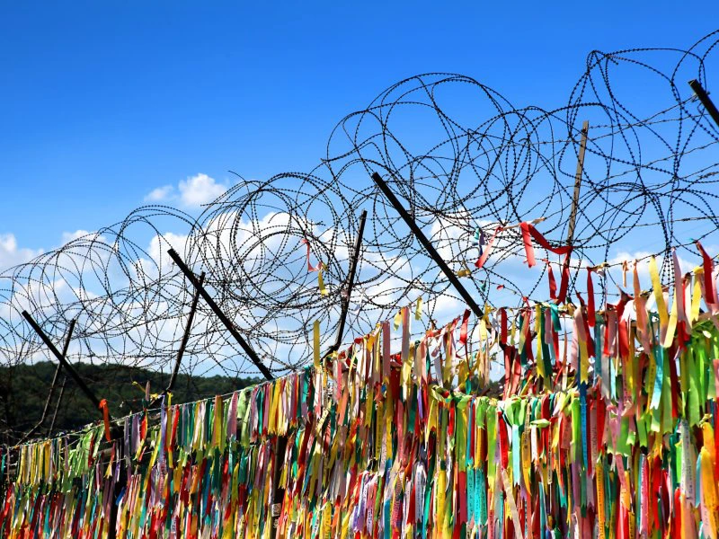 Stacheldrahtzaun mit bunten Bändern an der Demilitarisierten Zone (DMZ) in Südkorea