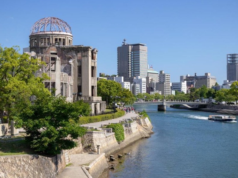 Fluss durch Hiroshima und ein altes Gebäude in Japan