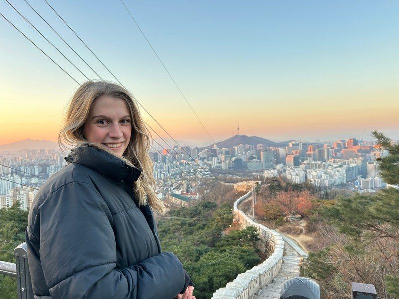 Touristin an einem Aussichtspunkt über Seoul in Südkorea