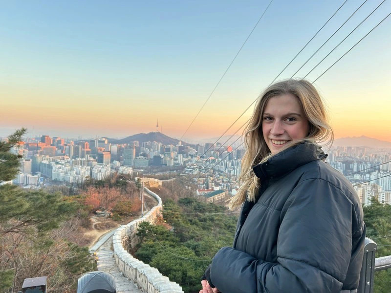 Touristin an einem Aussichtspunkt über Seoul in Südkorea