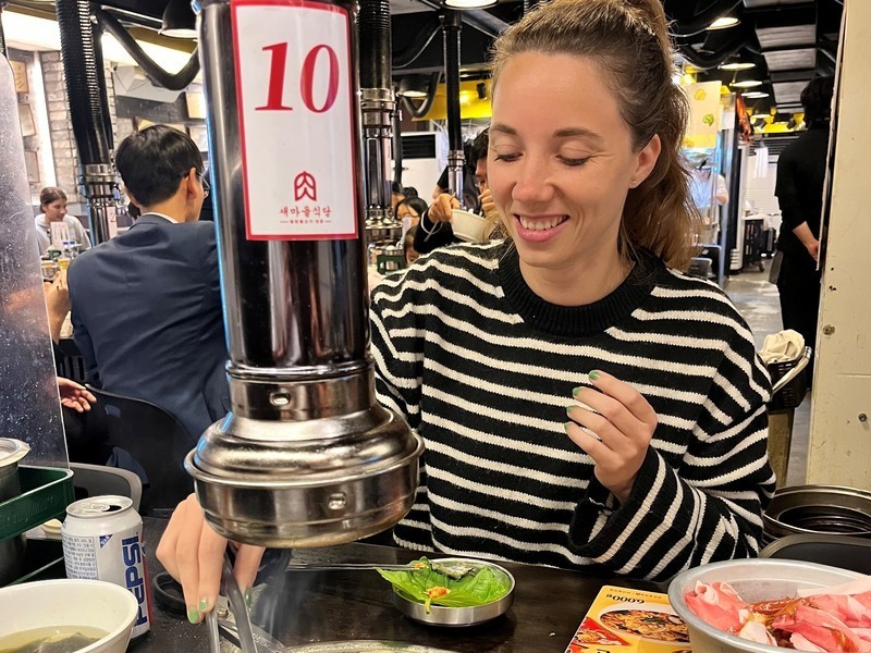 Touristin beim Essen in Südkorea