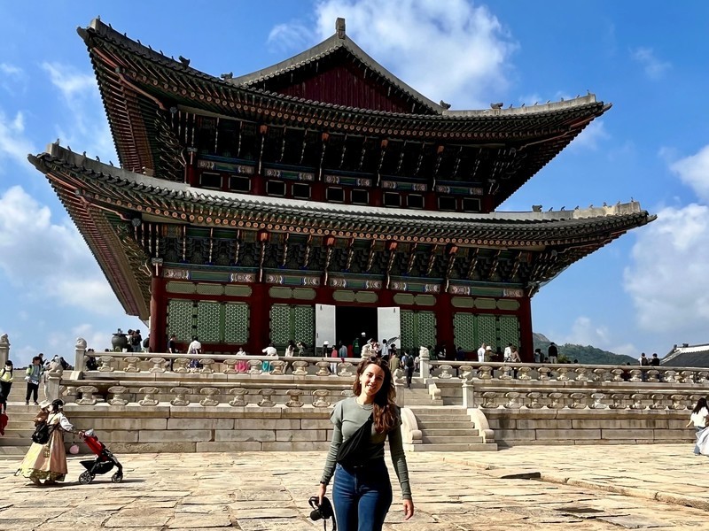 Reisende vor dem Gyeongbokgung Tempel in Seoul, Südkorea