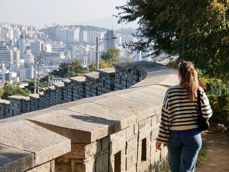Touristin spaziert an der Stadtmauer in Seoul, Südkorea
