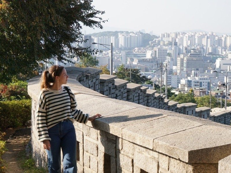 Touristin spaziert an der Stadtmauer in Seoul, Südkorea