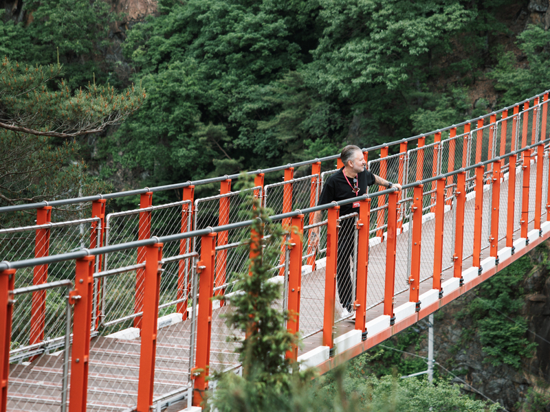Rote Hängebrücke nahe der Demilitarisierten Zone (DMZ) in Südkorea