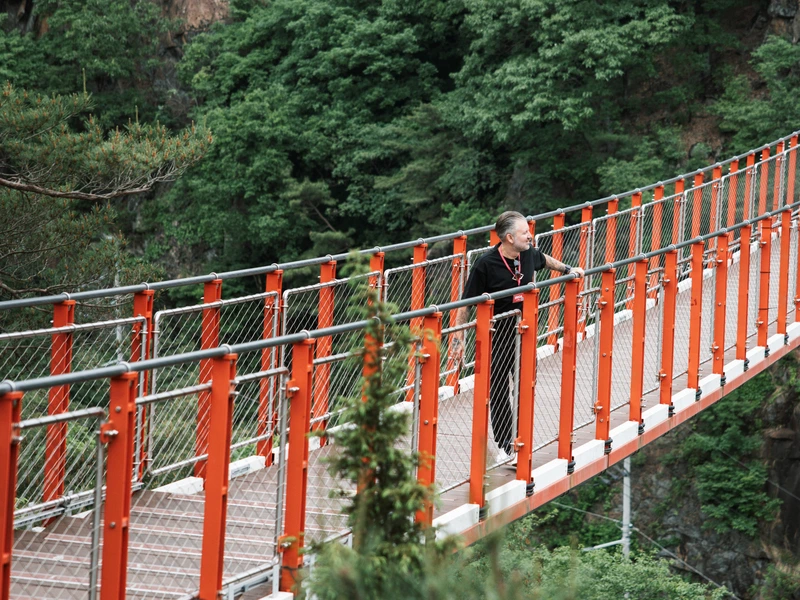 Rote Hängebrücke nahe der Demilitarisierten Zone (DMZ) in Südkorea