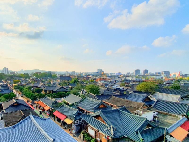 Blick auf die Dächer eines Hanok Dorfes in Jeonju, Südkorea