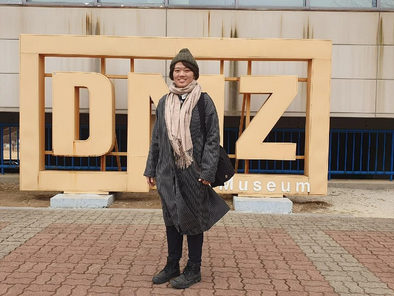 Frau an der Demilitarisierten Zone (DMZ) in Südkorea