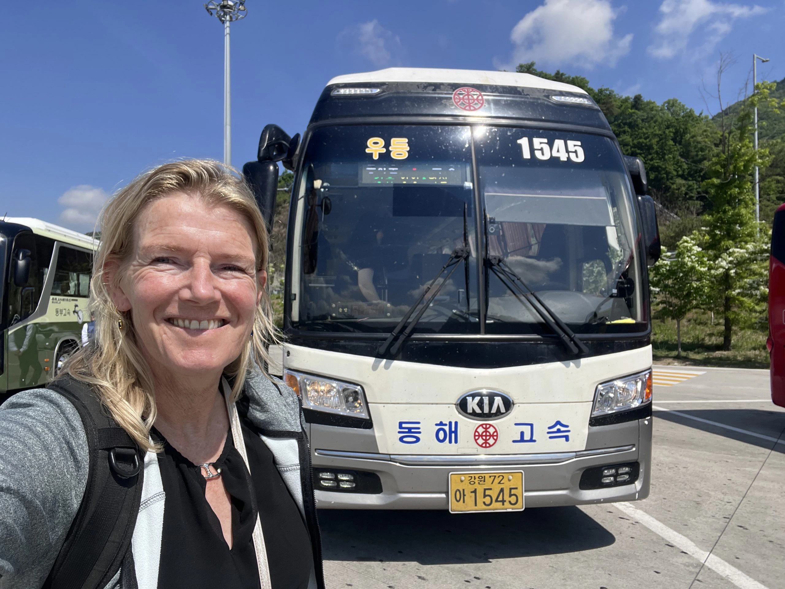 Touristin vor einem öffentlichen Bus in Südkorea