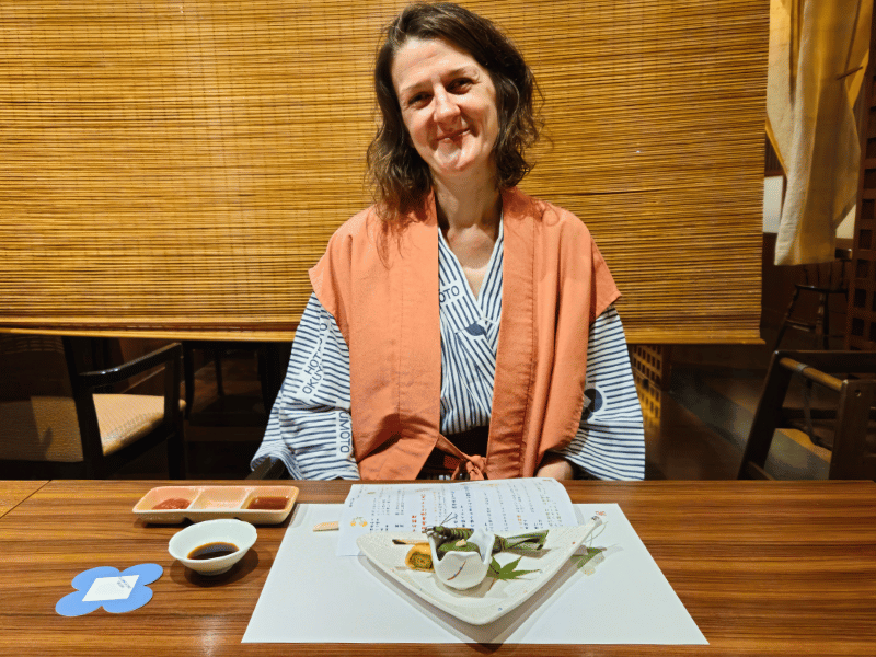 Reisende beim Abendessen im Ryokan