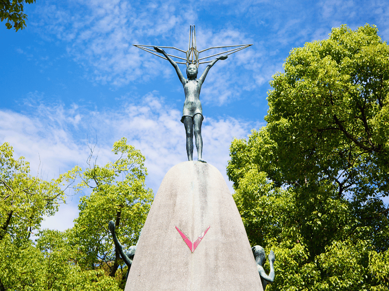 Friedenskinderstatue auf einem Steindach bei der Gedenkstätte in Hiroshima