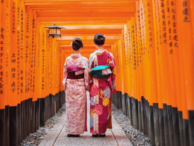Zwei Japanerinnen am roten Toriiweg beim Fushimi-Inari-Taisha Schrein