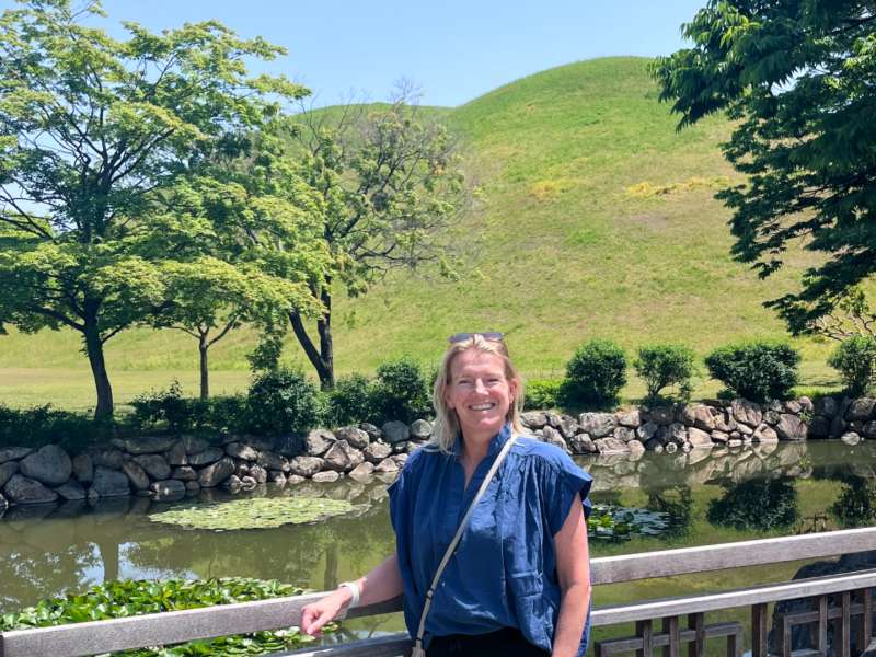 Touristin im Tumuli Park in Gyeongju, Südkorea