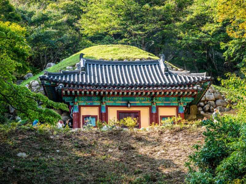 Kleiner Tempel vor einem grünen Hügel in Gyeongju, Südkorea