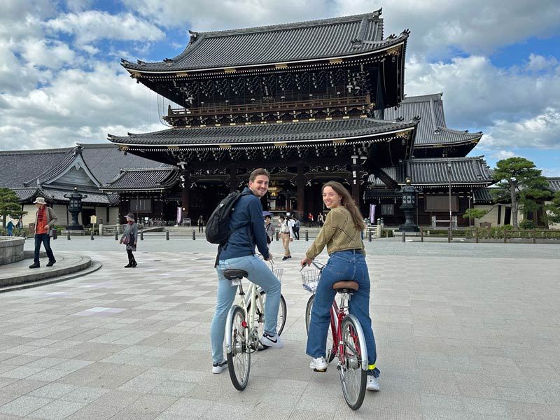 Fahrradtour in Kyoto durch eine Tempelanlage