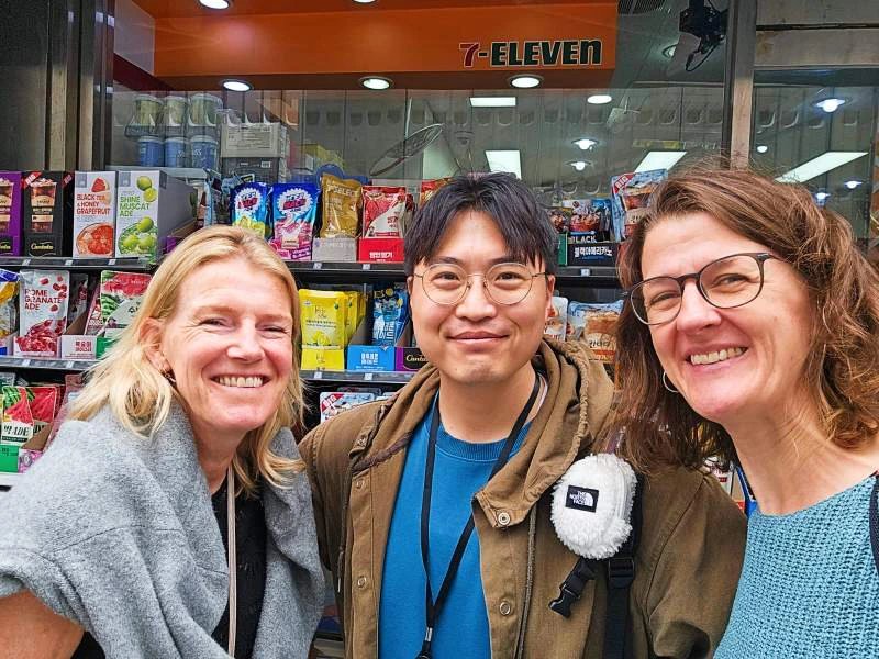 Touristinnen mit Guide bei einer Stadttour in Seoul, Südkorea