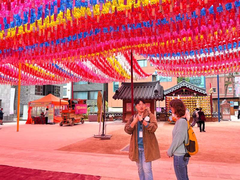 Touristin mit Guide bei einer Stadttour in Seoul, Südkorea