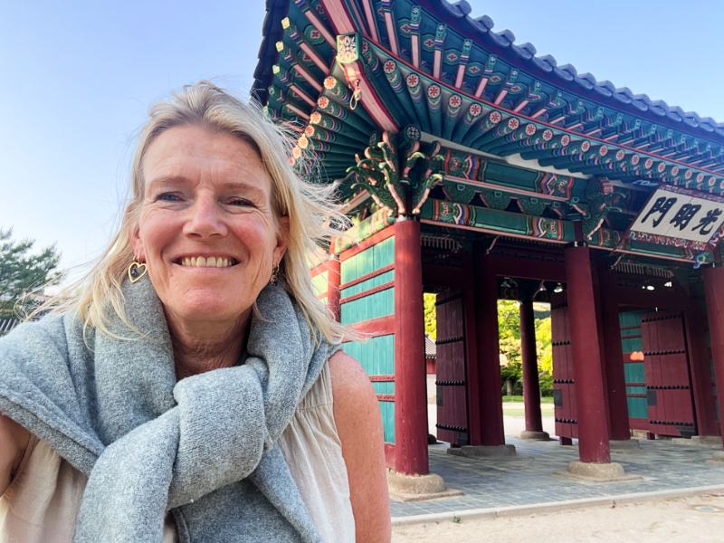 Reisende vor einem Tempel in Seoul, Südkorea