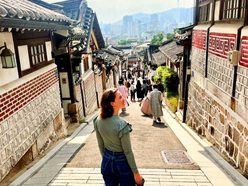 Touristin in einem traditionellen Viertel in Seoul, Südkorea