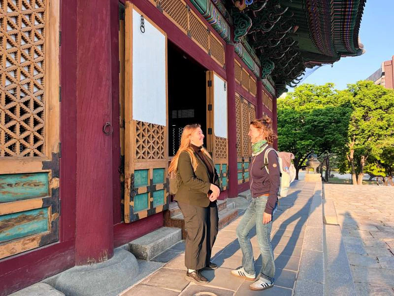 Touristinnen bei einer Stadttour in Seoul, Südkorea