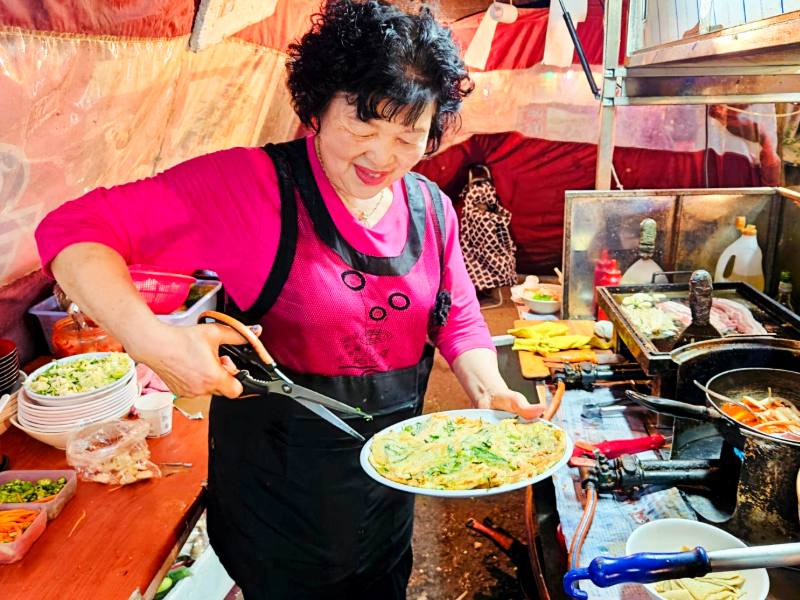 Streetfood Verkäuferin in Seoul, Südkorea
