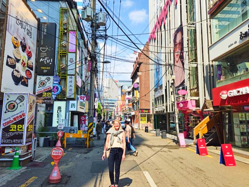 Touristin auf einer modernen Straße in Seoul in Südkorea