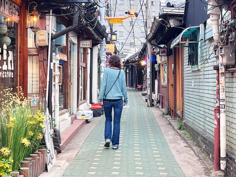 Touristin spaziert durch die Straße eines alten Viertels in Seoul, Südkorea
