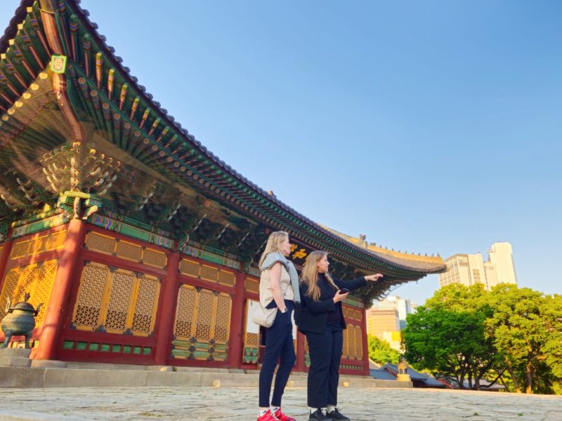 Touristinnen bei einer Stadttour in Seoul, Südkorea