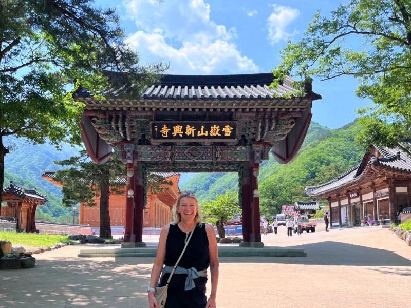 Touristin am Tempeleingang in Sokcho in Südkorea