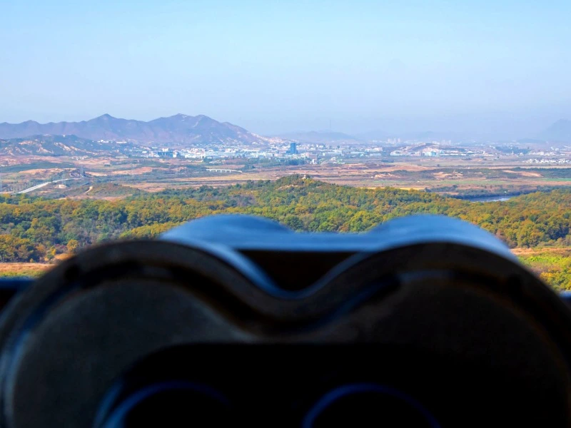 Blick durchs Ferngals auf die Demilitarisierten Zone (DMZ) in Südkorea