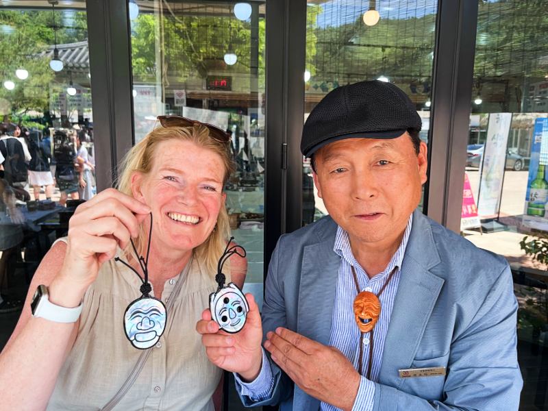 Touristin mit Guide in Andong, Südkorea