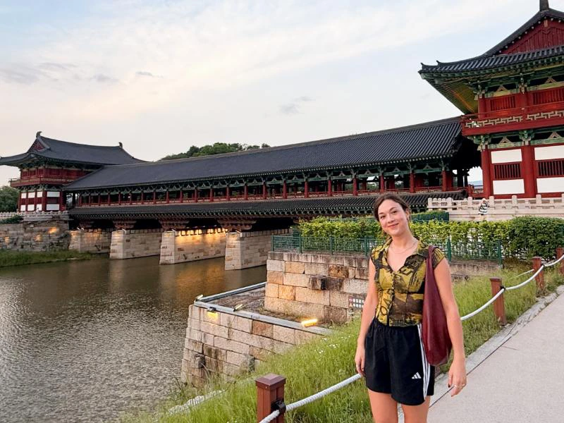 Touristin vor einem Tempel in Gyeongju, Südkorea