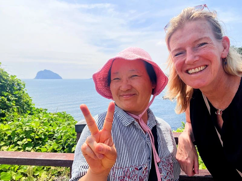 Touristin mit Einheimischer auf Jeju in Südkorea