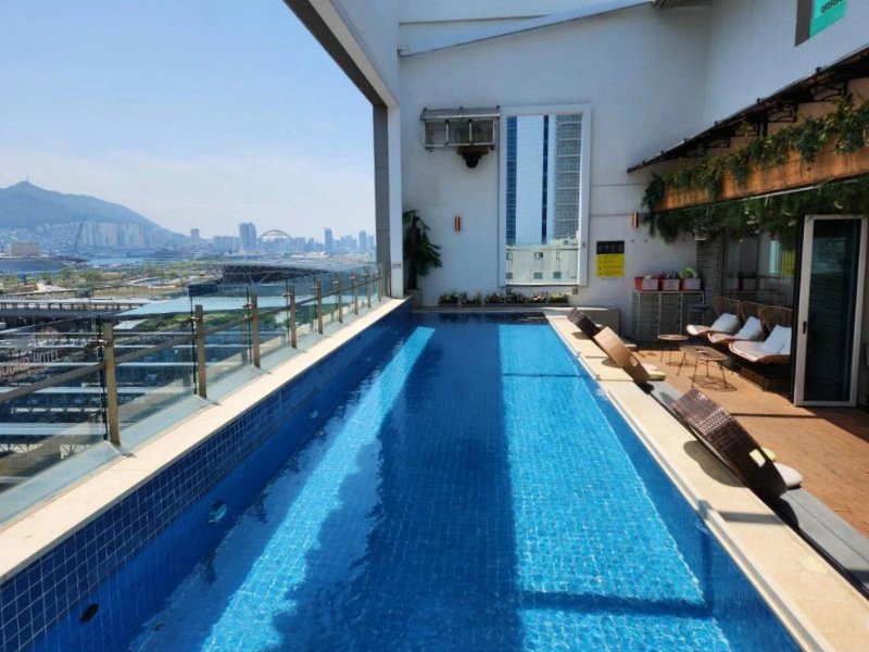 Hotelpool mit Ausblick in Südkorea