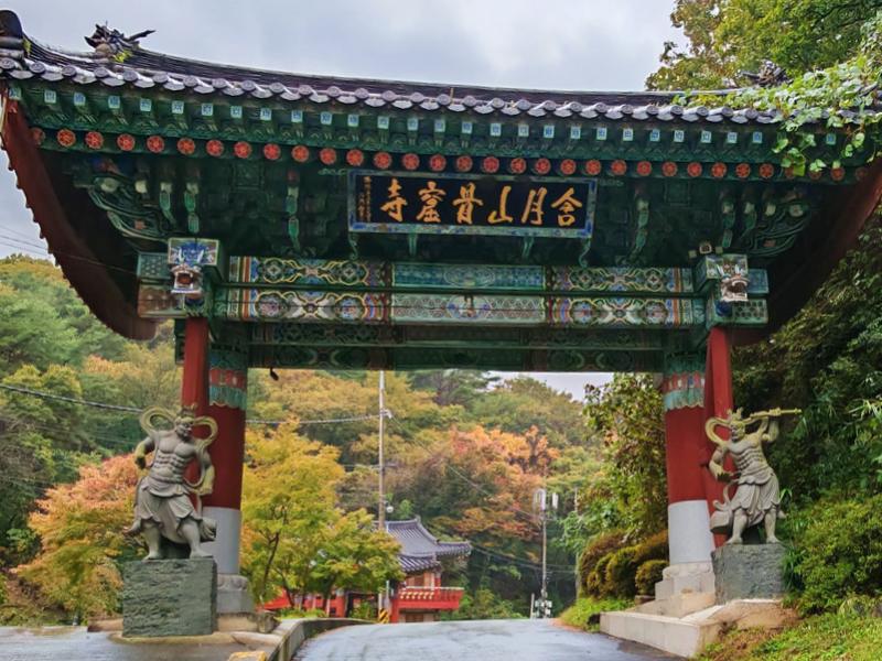 Tor am Eingang des Golgulsa Tempels in Südkorea