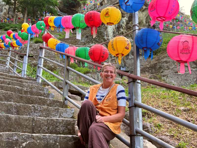 Touristin vor einer bunten Lampionkette im Tempel in Südkorea