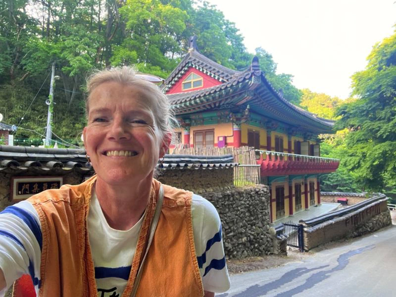 Touristin vor dem Golgulsa Tempel in Südkorea