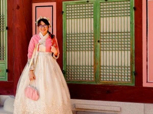 Koreanerin in traditioneller Kleidung in Südkorea