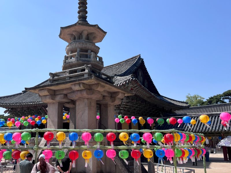 Tempel mit bunten Lampions in Gyeongju, Südkorea