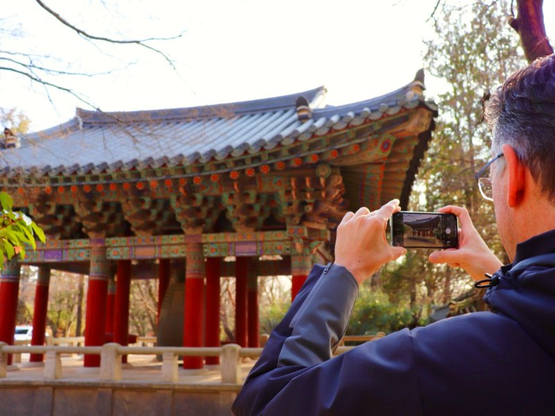 Tourist fotografiert einen Tempel in Gyeongju, Südkorea