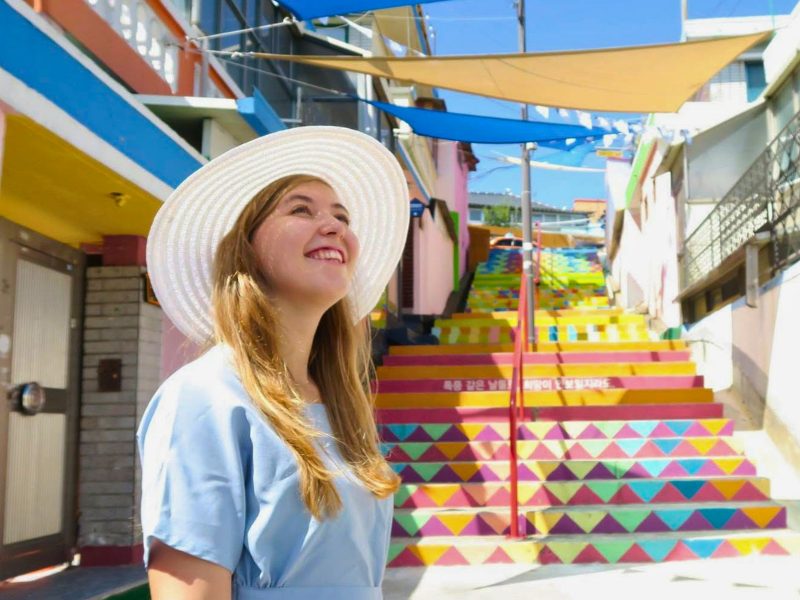 Touristin vor einer bunten Treppe in Gwangju, Südkorea