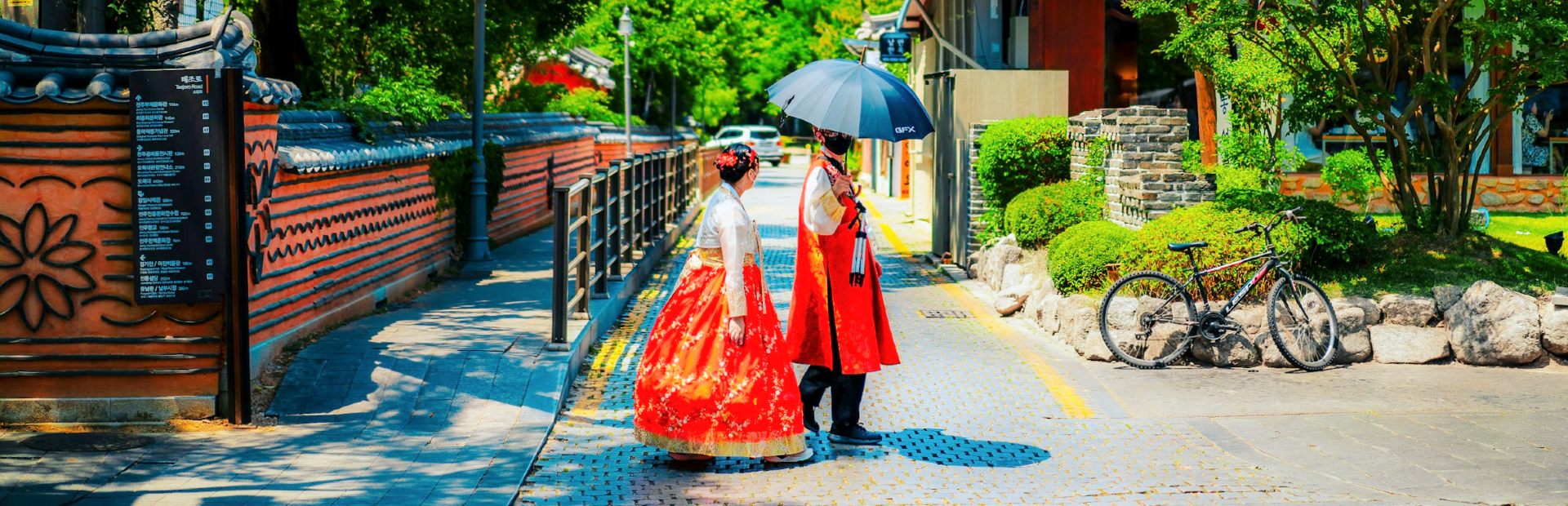 Zwei Koreaner in traditioneller Hanbok Kleidung in Südkorea